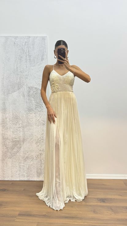 Abito da sera in chiffon lavorato a maglia con cinturino in corda d'osso