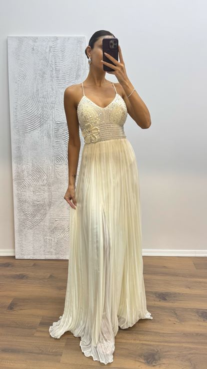 Abito da sera in chiffon lavorato a maglia con cinturino in corda d'osso