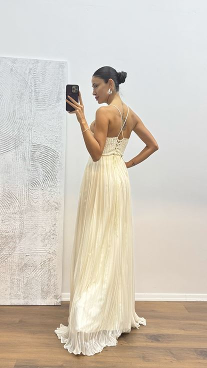 Abito da sera in chiffon lavorato a maglia con cinturino in corda d'osso