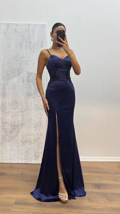 Robe de soirée bleu marine à bretelles en corde et détails à la taille