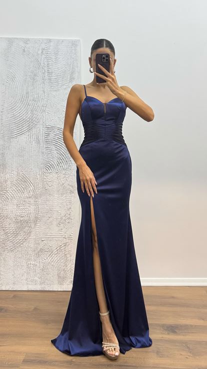 Robe de soirée bleu marine à bretelles en corde et détails à la taille