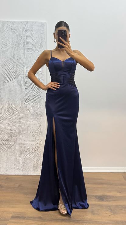 Robe de soirée bleu marine à bretelles en corde et détails à la taille