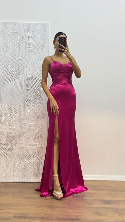 Vestido de noche fucsia con detalle de cintura y tirante de cuerda