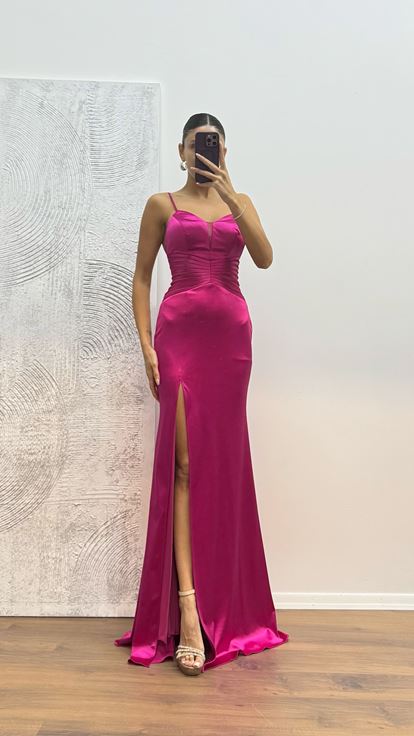 Vestido de noche fucsia con detalle de cintura y tirante de cuerda