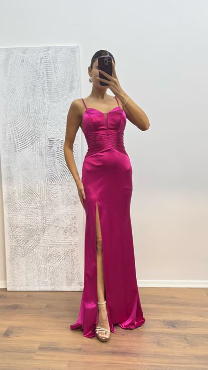 Vestido de noche fucsia con detalle de cintura y tirante de cuerda