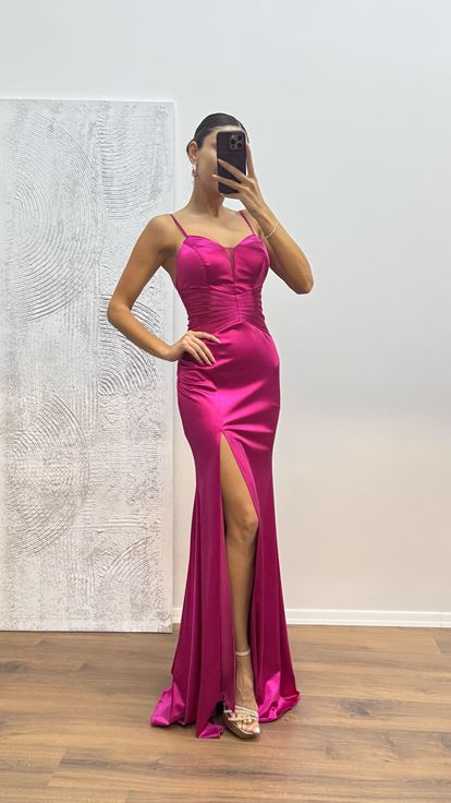 Vestido de noche fucsia con detalle de cintura y tirante de cuerda