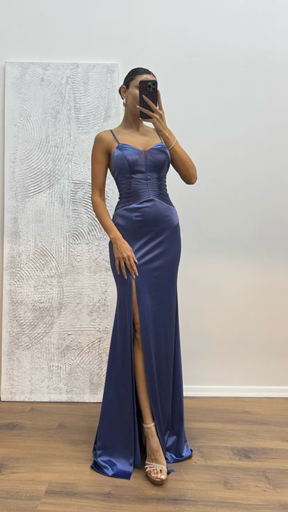 Robe de soirée indigo à bretelles en corde et détails à la taille