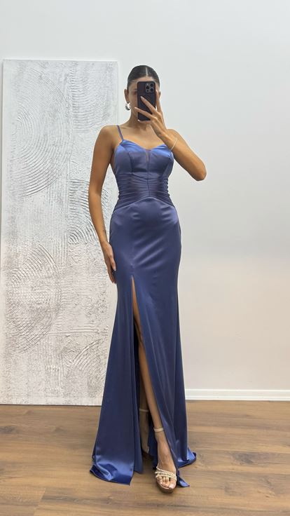 Robe de soirée indigo à bretelles en corde et détails à la taille