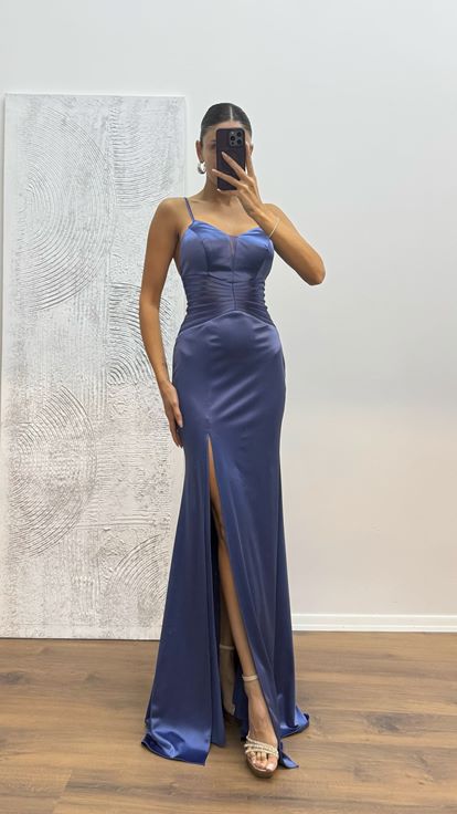 Robe de soirée indigo à bretelles en corde et détails à la taille