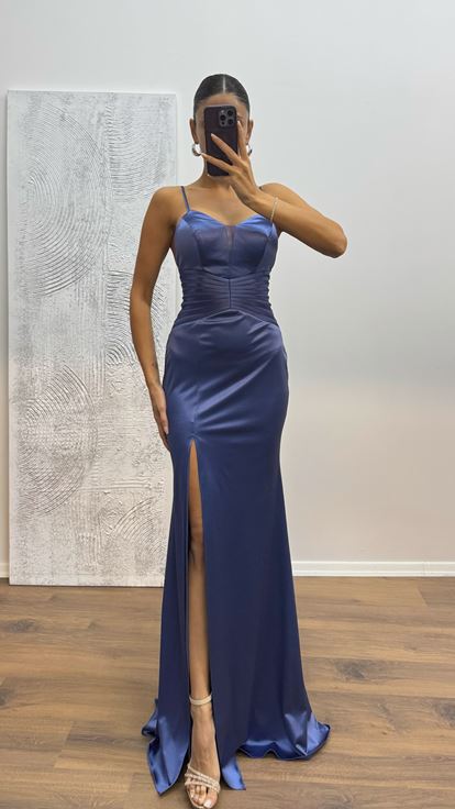 Robe de soirée indigo à bretelles en corde et détails à la taille