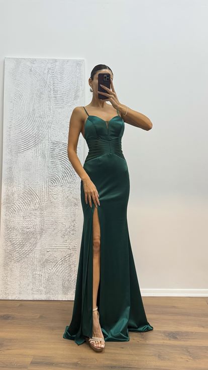 Vestido de noche con tirante de cuerda y detalle de cintura verde