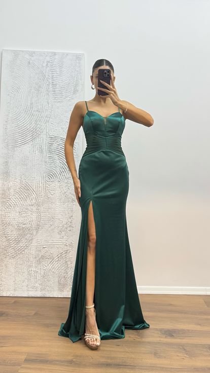 Vestido de noche con tirante de cuerda y detalle de cintura verde