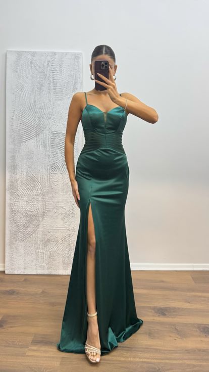 Vestido de noche con tirante de cuerda y detalle de cintura verde