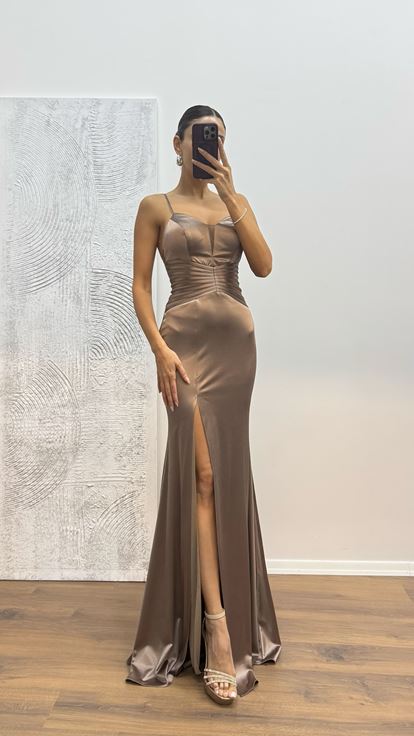 Robe de soirée en vison avec bretelles en corde et détails à la taille