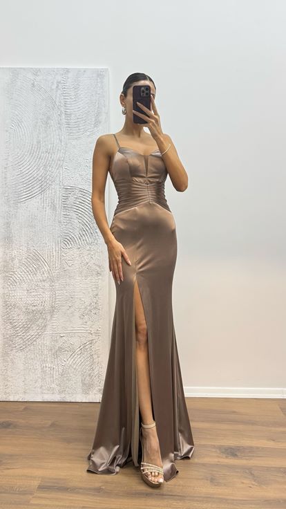 Robe de soirée en vison avec bretelles en corde et détails à la taille