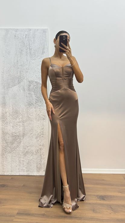 Robe de soirée en vison avec bretelles en corde et détails à la taille