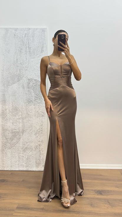 Robe de soirée en vison avec bretelles en corde et détails à la taille