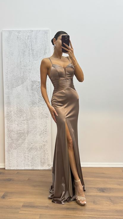 Robe de soirée en vison avec bretelles en corde et détails à la taille