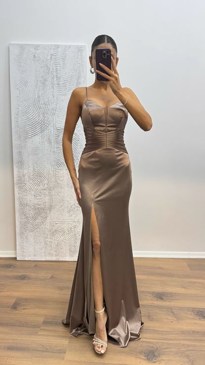 Robe de soirée en vison avec bretelles en corde et détails à la taille