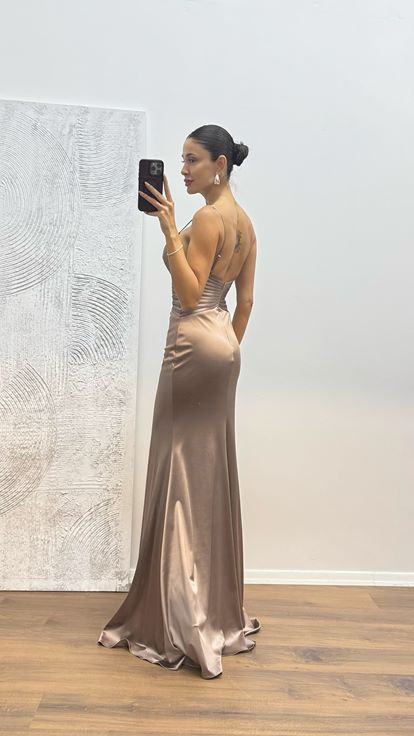 Robe de soirée en vison avec bretelles en corde et détails à la taille