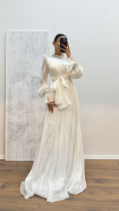 Abito da sera bianco con dettagli ricamati su maniche e collo