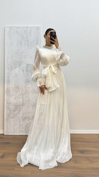 Abito da sera bianco con dettagli ricamati su maniche e collo