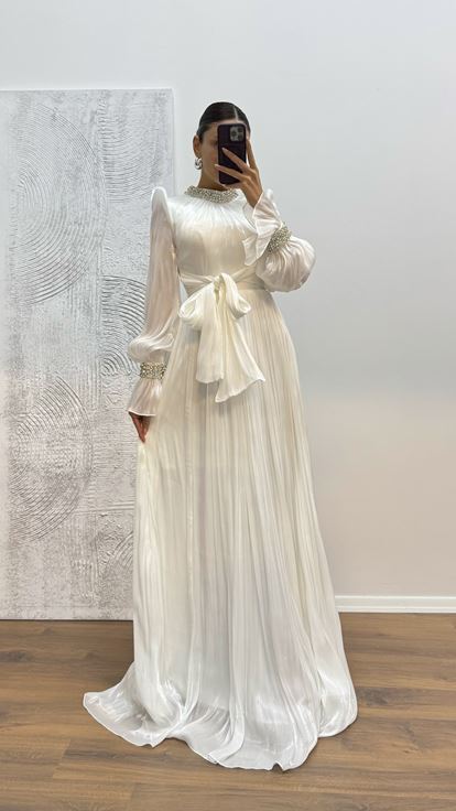 Abito da sera bianco con dettagli ricamati su maniche e collo