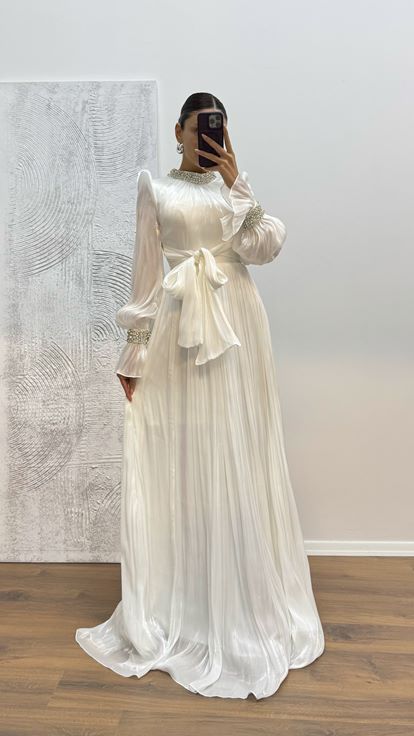 Abito da sera bianco con dettagli ricamati su maniche e collo