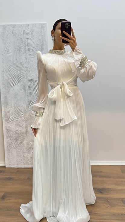 Abito da sera bianco con dettagli ricamati su maniche e collo