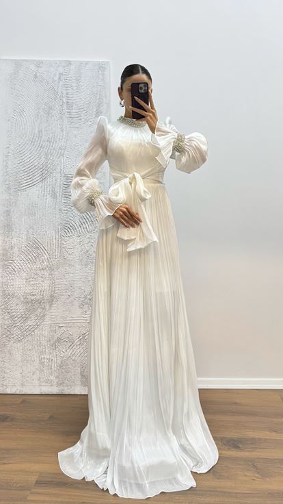 Abito da sera bianco con dettagli ricamati su maniche e collo