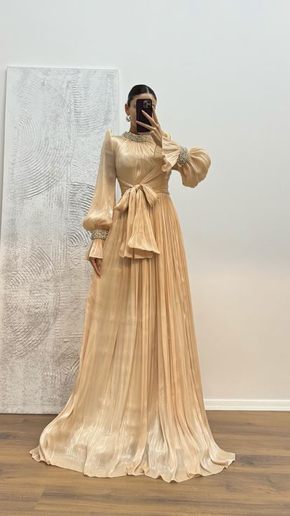 Beigefarbenes Abendkleid mit Stickereien an Ärmeln und Ausschnitt