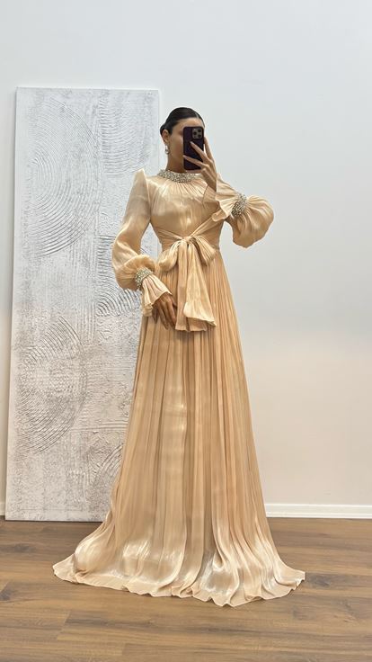 Beigefarbenes Abendkleid mit Stickereien an Ärmeln und Ausschnitt