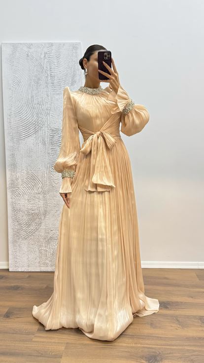 Beigefarbenes Abendkleid mit Stickereien an Ärmeln und Ausschnitt