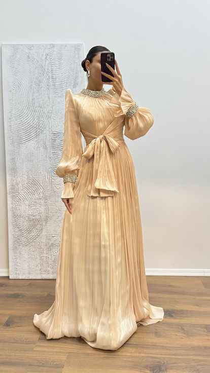 Beigefarbenes Abendkleid mit Stickereien an Ärmeln und Ausschnitt