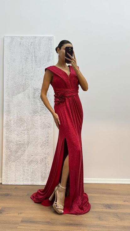 Abito da sera glitter con cinturino rosso