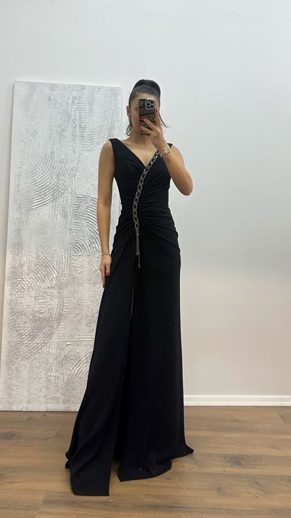 Schwarzes Abendkleid mit V Ausschnitt und Kettendetails
