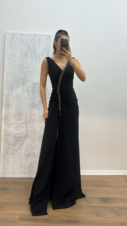 Schwarzes Abendkleid mit V Ausschnitt und Kettendetails