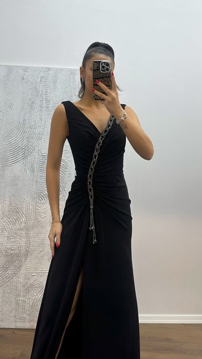 Schwarzes Abendkleid mit V Ausschnitt und Kettendetails