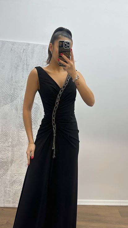 Schwarzes Abendkleid mit V Ausschnitt und Kettendetails