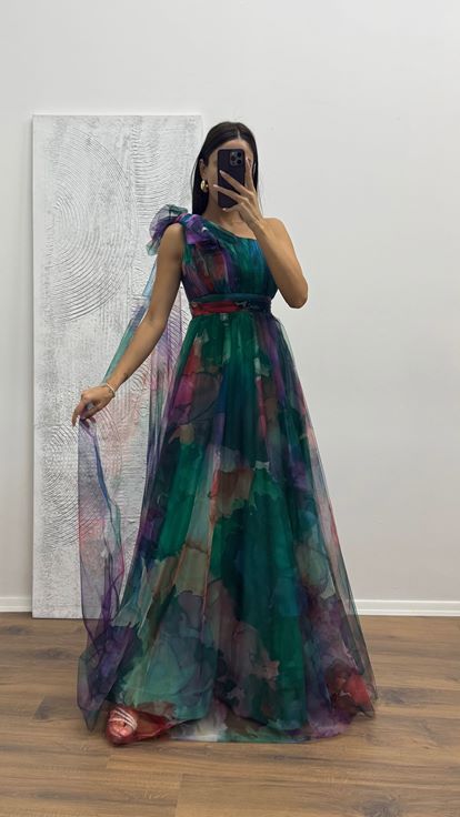 Grünes One-Shoulder-Abendkleid aus Tüll