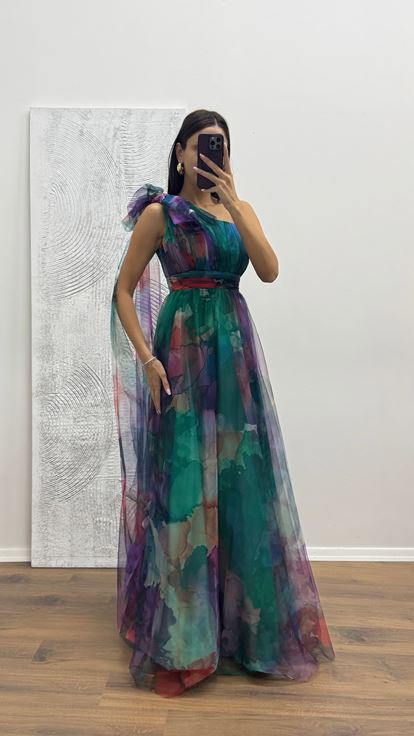 Grünes One-Shoulder-Abendkleid aus Tüll