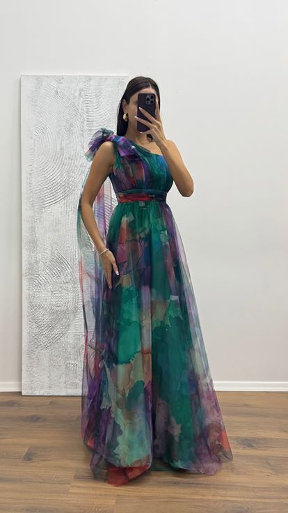 Grünes One-Shoulder-Abendkleid aus Tüll