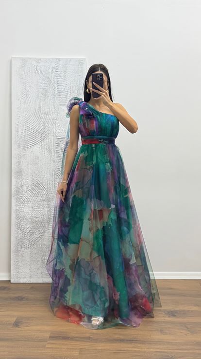 Grünes One-Shoulder-Abendkleid aus Tüll