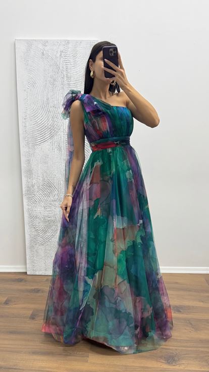 Grünes One-Shoulder-Abendkleid aus Tüll