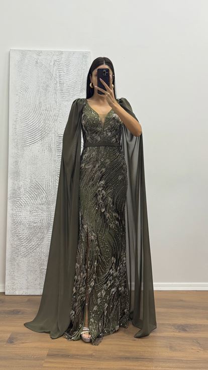 Abito da sera ricamato in tulle con maniche kaki