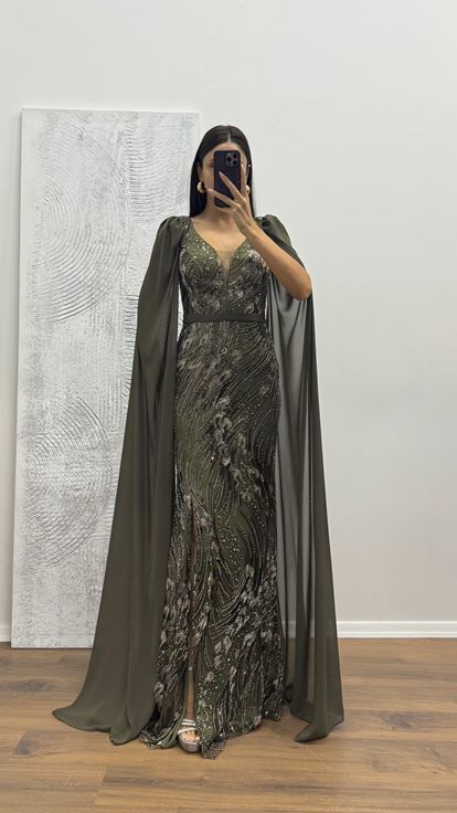 Abito da sera ricamato in tulle con maniche kaki