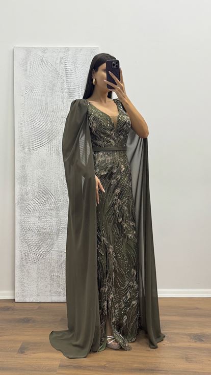 Abito da sera ricamato in tulle con maniche kaki