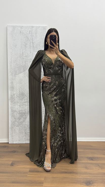 Abito da sera ricamato in tulle con maniche kaki