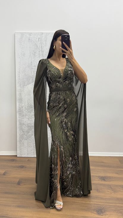 Abito da sera ricamato in tulle con maniche kaki