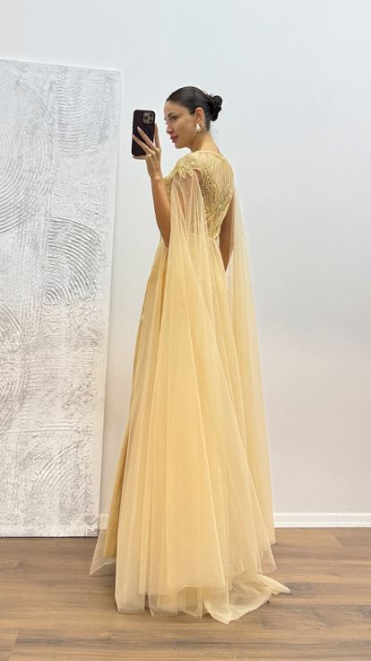 Robe de soirée brodée en tulle doré